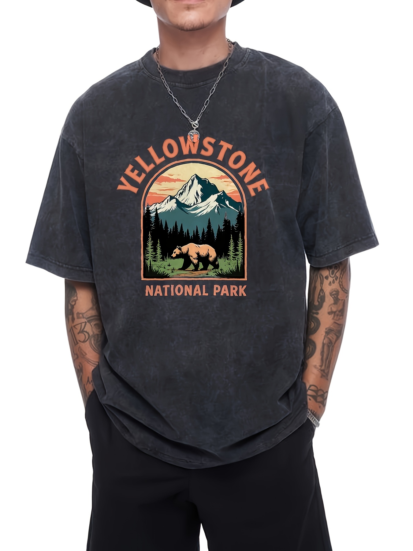 Outdoor Adventure Enthusiast - メンズ イエローストーン国立公園 ヴィンテージ Tシャツ - 懐かしいクマと山の柄の半袖